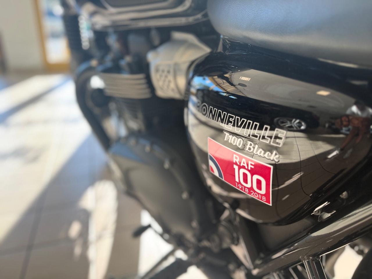 Triumph Bonneville T100 T-100 black 900ht