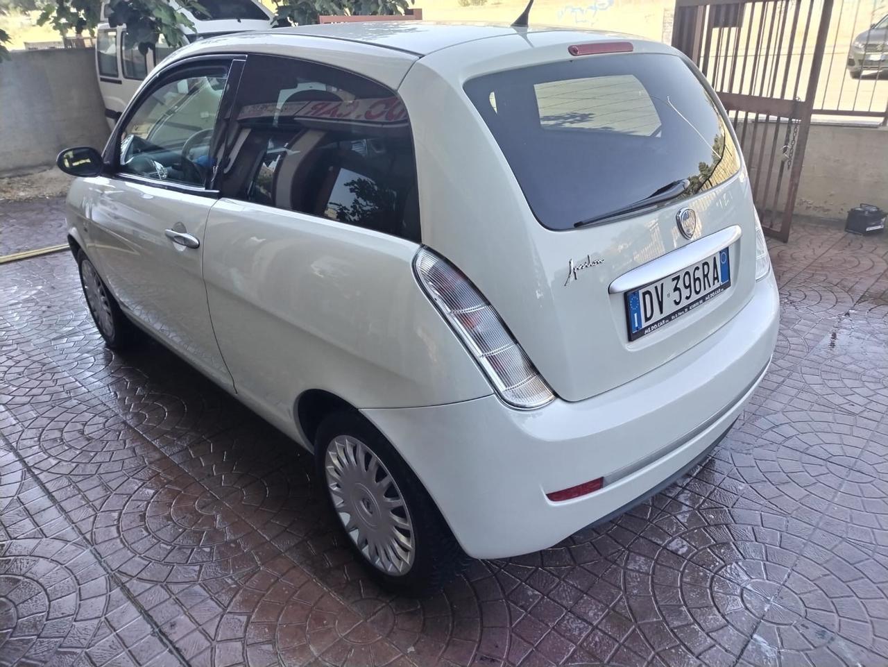Lancia Ypsilon 1.3 MJT 75 CV Versus
