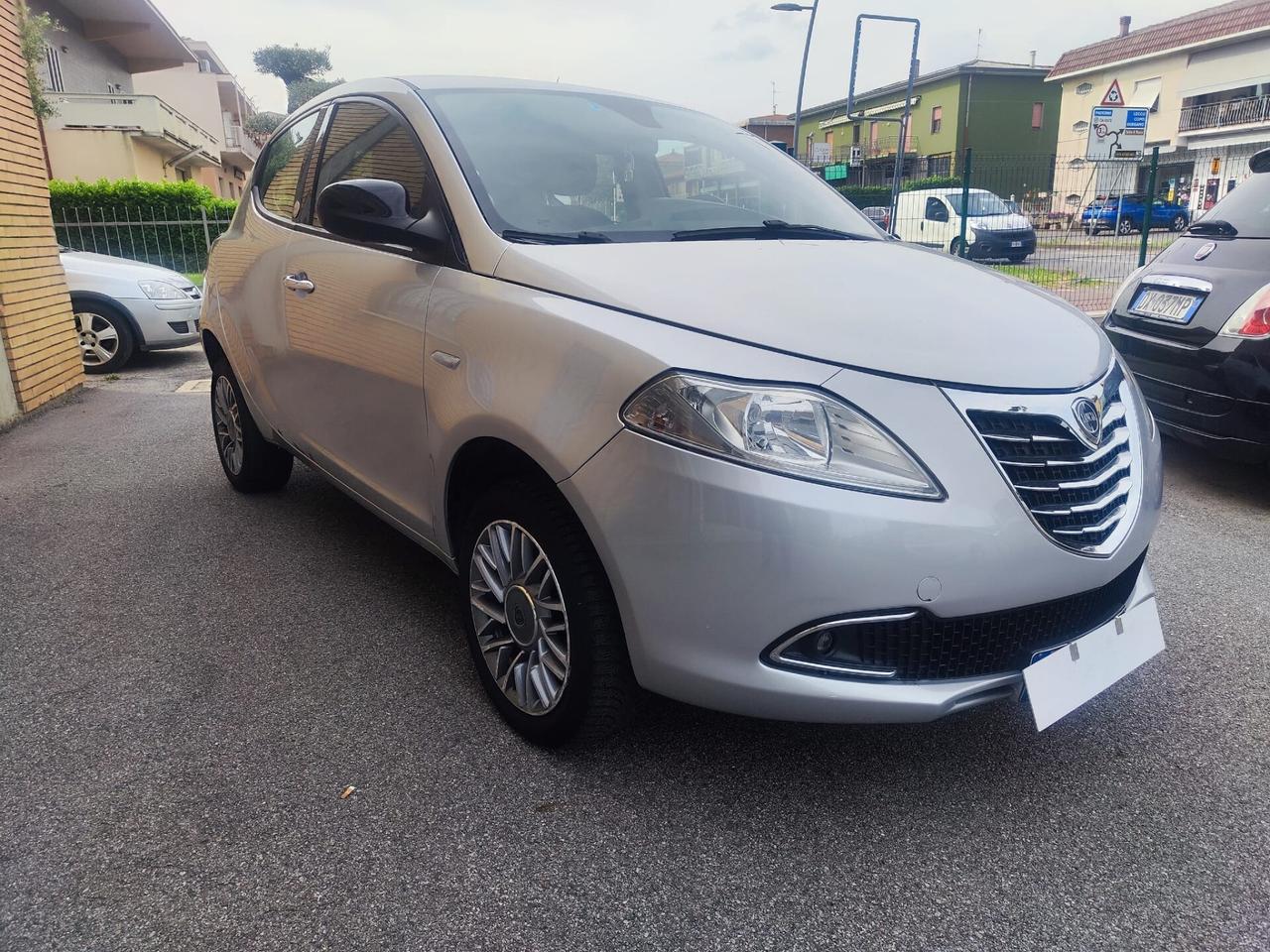Lancia Ypsilon 0.9 TwinAir 85 CV 5 porte Metano Ecochic Silver