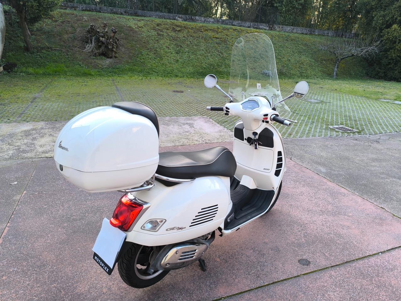 Piaggio Vespa 300 GTS hpe SUPER ABS