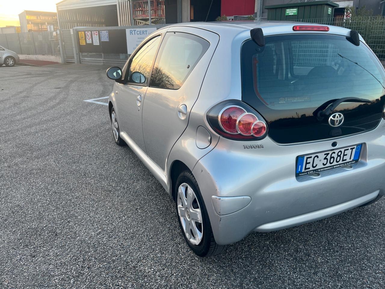 Toyota Aygo 1.0 12V VVT-i 5 porte Sol Connect Red Edition NEOPATENTATI