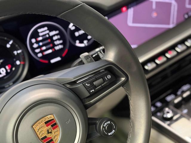 PORSCHE 911 Carrera 4