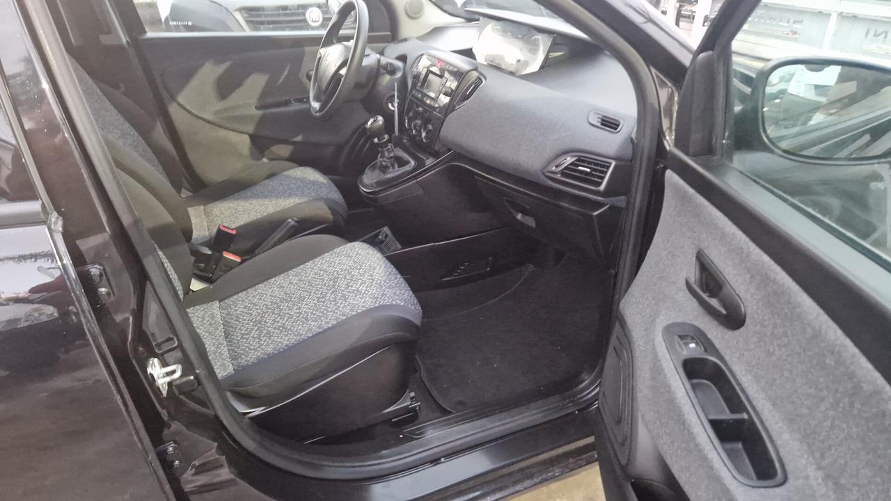 Lancia Ypsilon 1.0 FireFly 5 porte S&S Hybrid Ecochic Silver