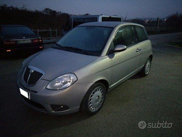 Lancia Ypsilon 1.2 8V Oro