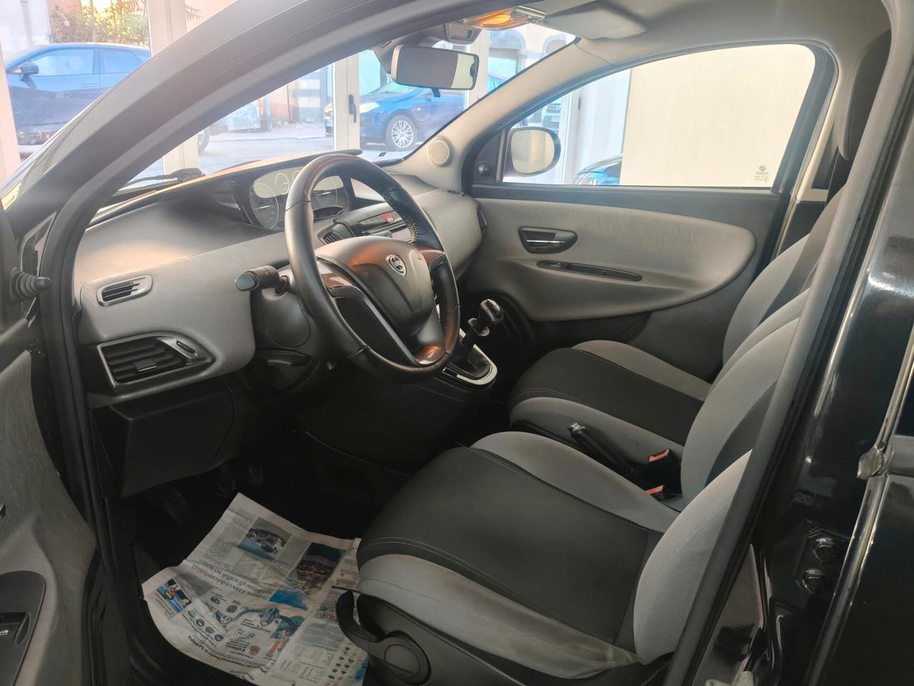 Lancia Ypsilon 1.2 69 CV 5 porte Platinum