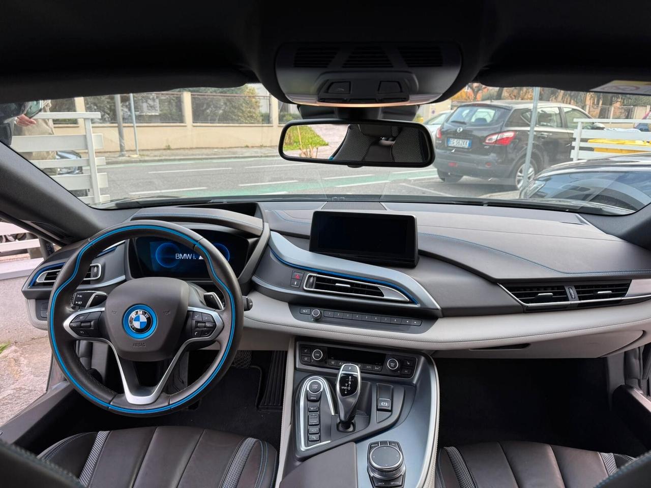 BMW i8 COUPE' TRE VOLUMI HYBRID 231cv