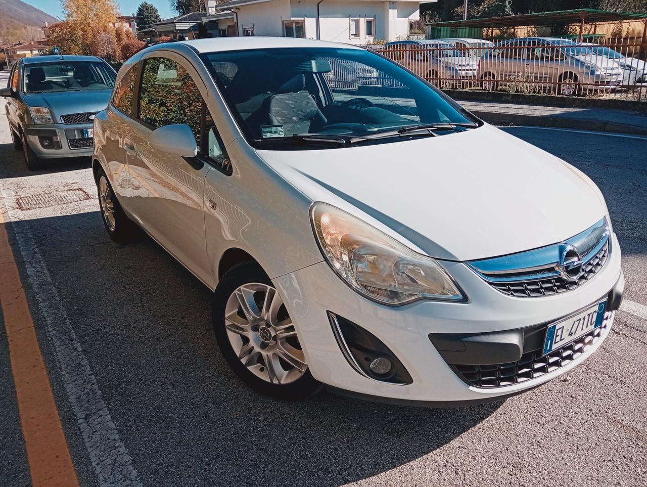 Opel Corsa 1.2 3 porte b-color