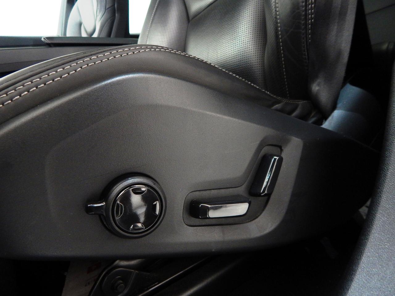 Volvo XC60 2.0 b4 R-Design AWD Aut. TETTO-NAVI-PELLE-PARK-LED