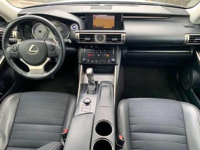 Lexus IS 300 IS 300h 2.5 Luxury cvt