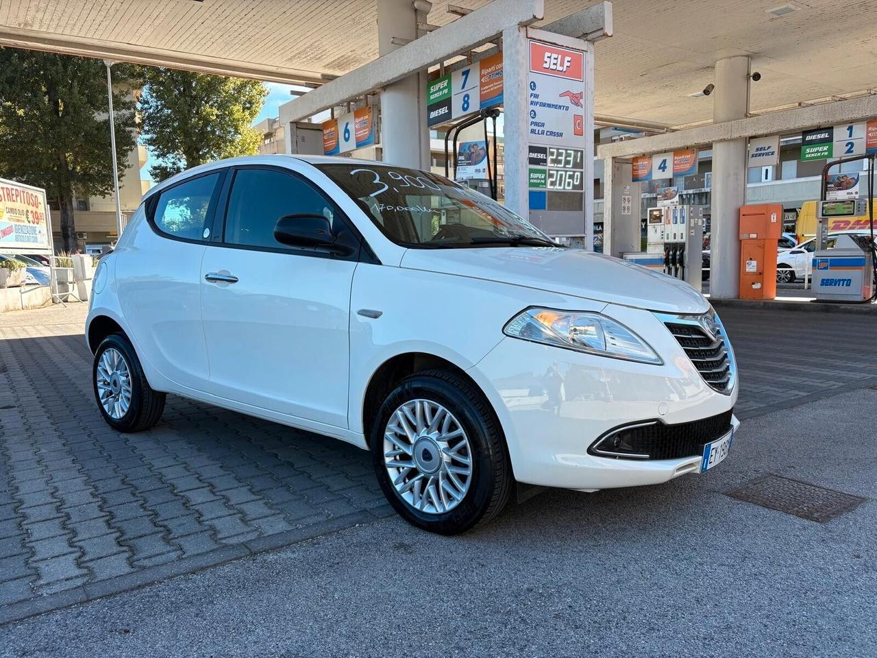 Lancia Ypsilon 0.9 TwinAir 85 CV 5 porte Metano Ecochic Elle