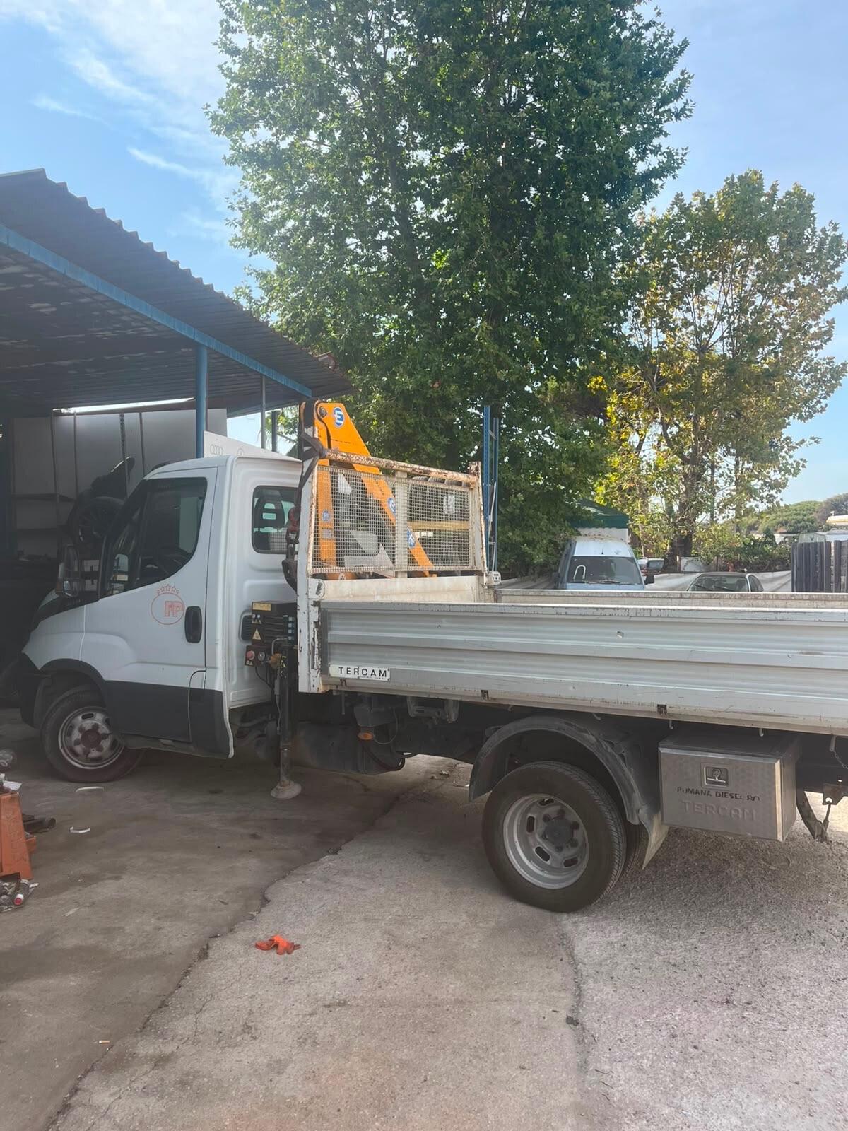 Iveco 35 c 18 con gru patente b