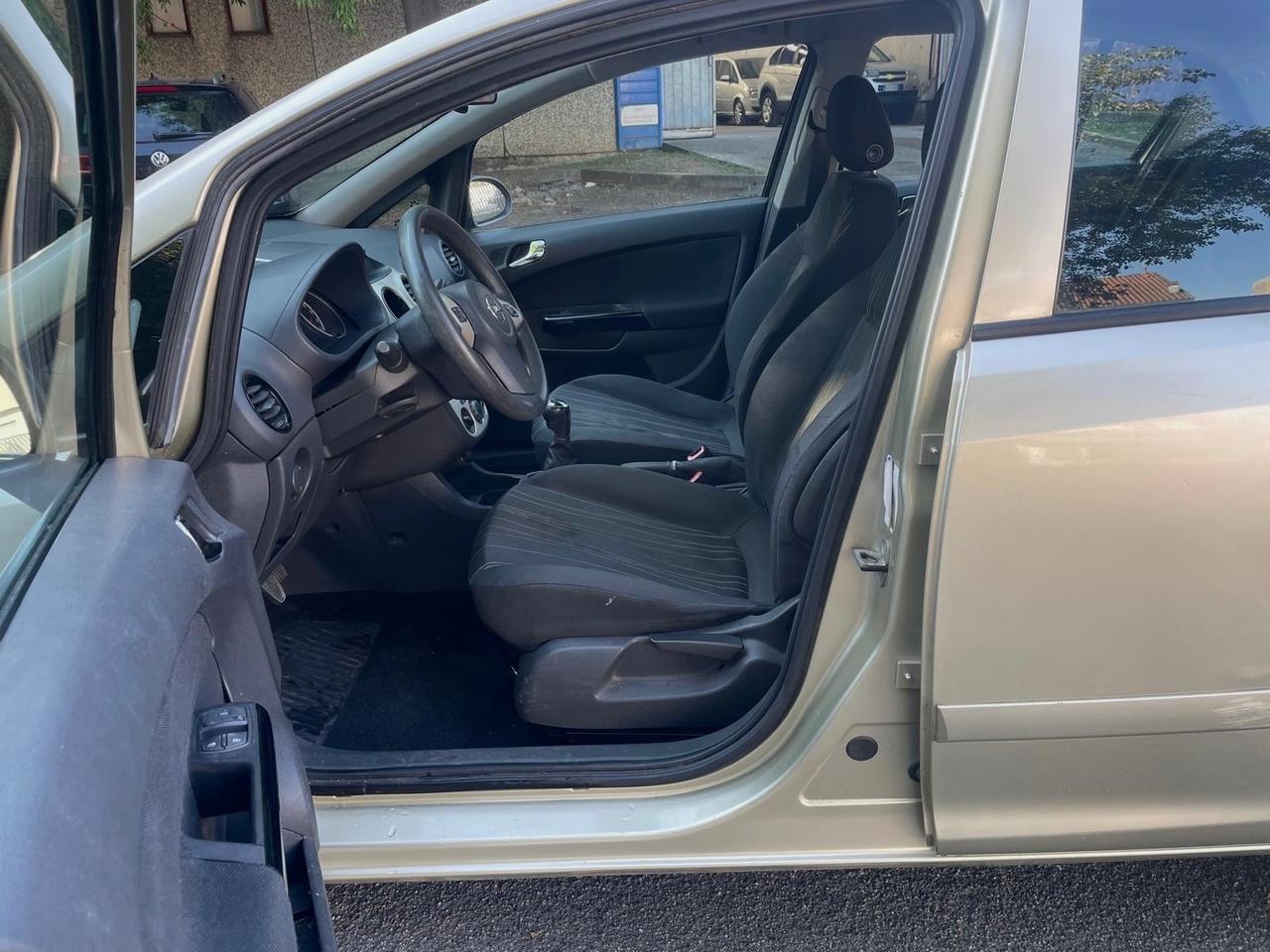 Opel Corsa 1.2 5 porte Cosmo per Neopatentati