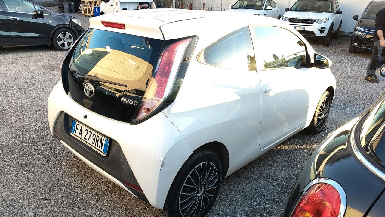 Toyota Aygo 1.0 VVT-i 69 CV 3 porte x-clusiv
