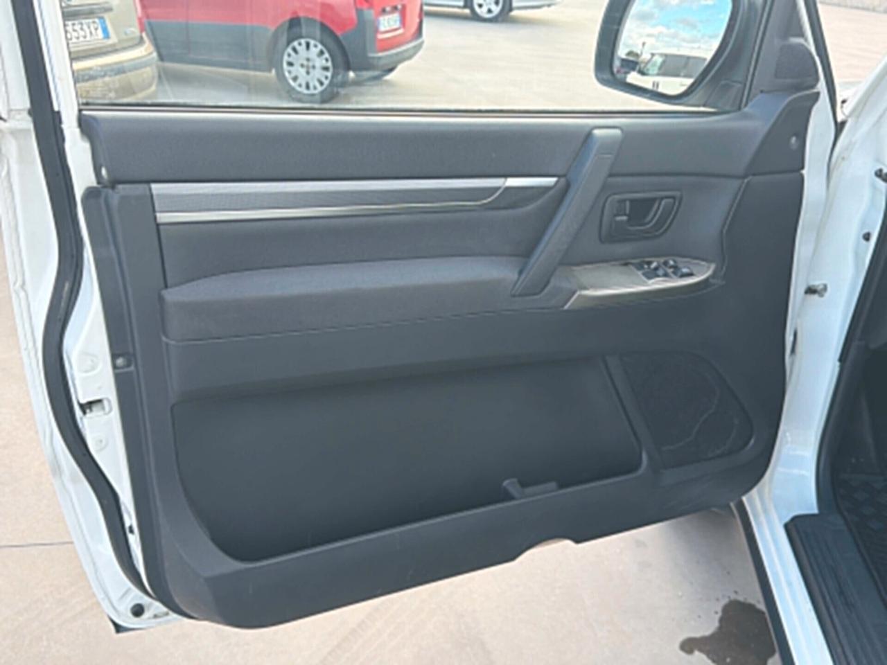 Mitsubishi Pajero 3.2 DI-D 16V aut. 3p. Intense DPF IVA ESPOSTA