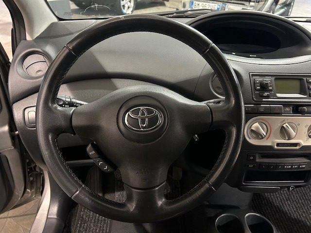 TOYOTA Yaris 1.0i 16V 5 porte "NEOPATENTATI"