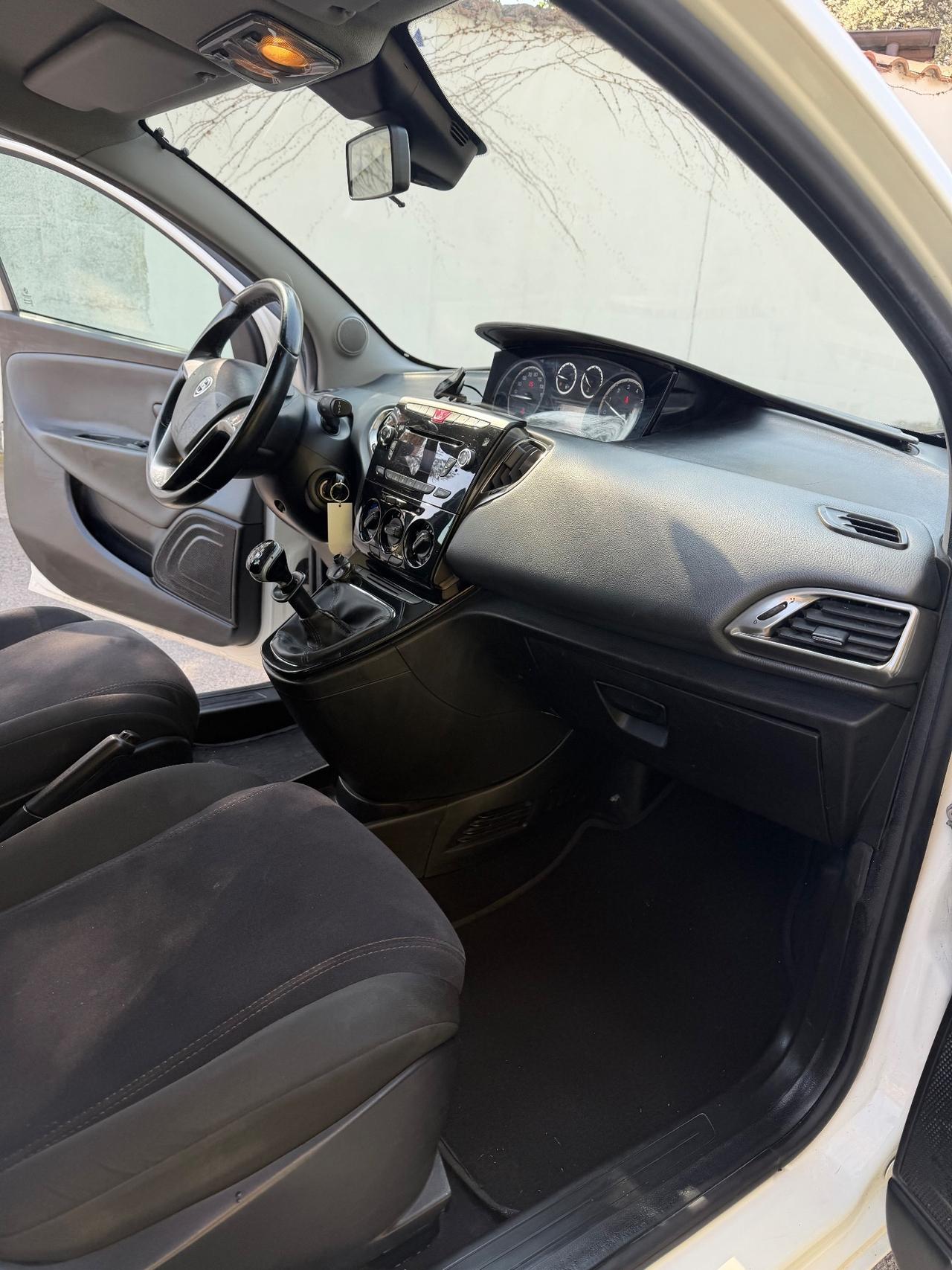 Lancia Ypsilon 0.9 TwinAir 85 CV 5 porte Metano Ecochic Silver