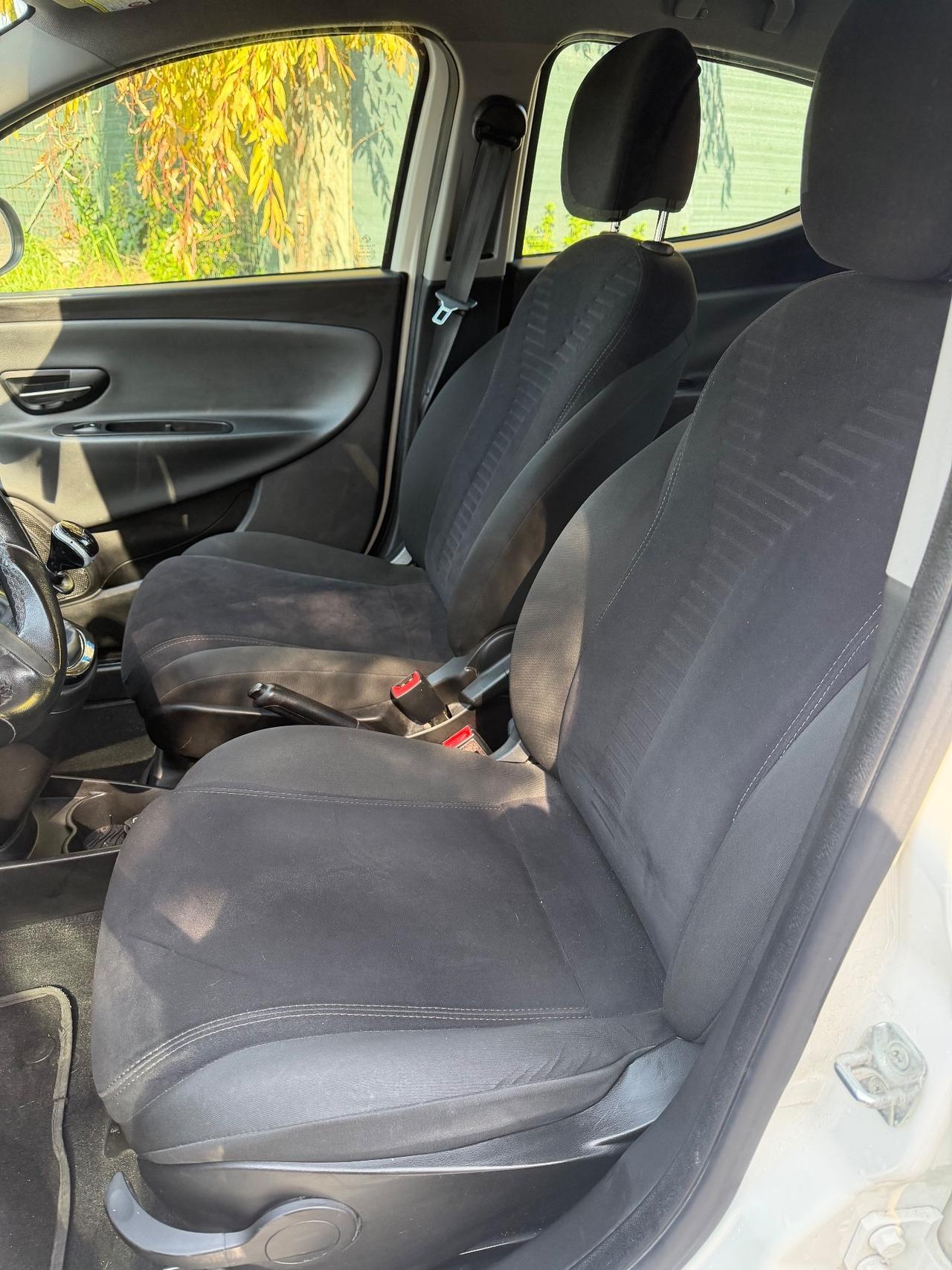 Lancia Ypsilon 0.9 TwinAir 85 CV 5 porte Metano Ecochic Silver