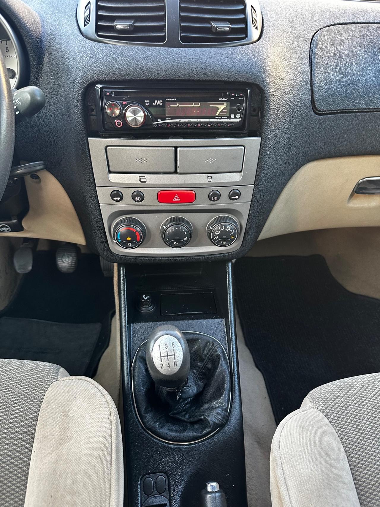 Alfa Romeo 147 1.6i 16V Twin Spark cat 5p. Distinctive