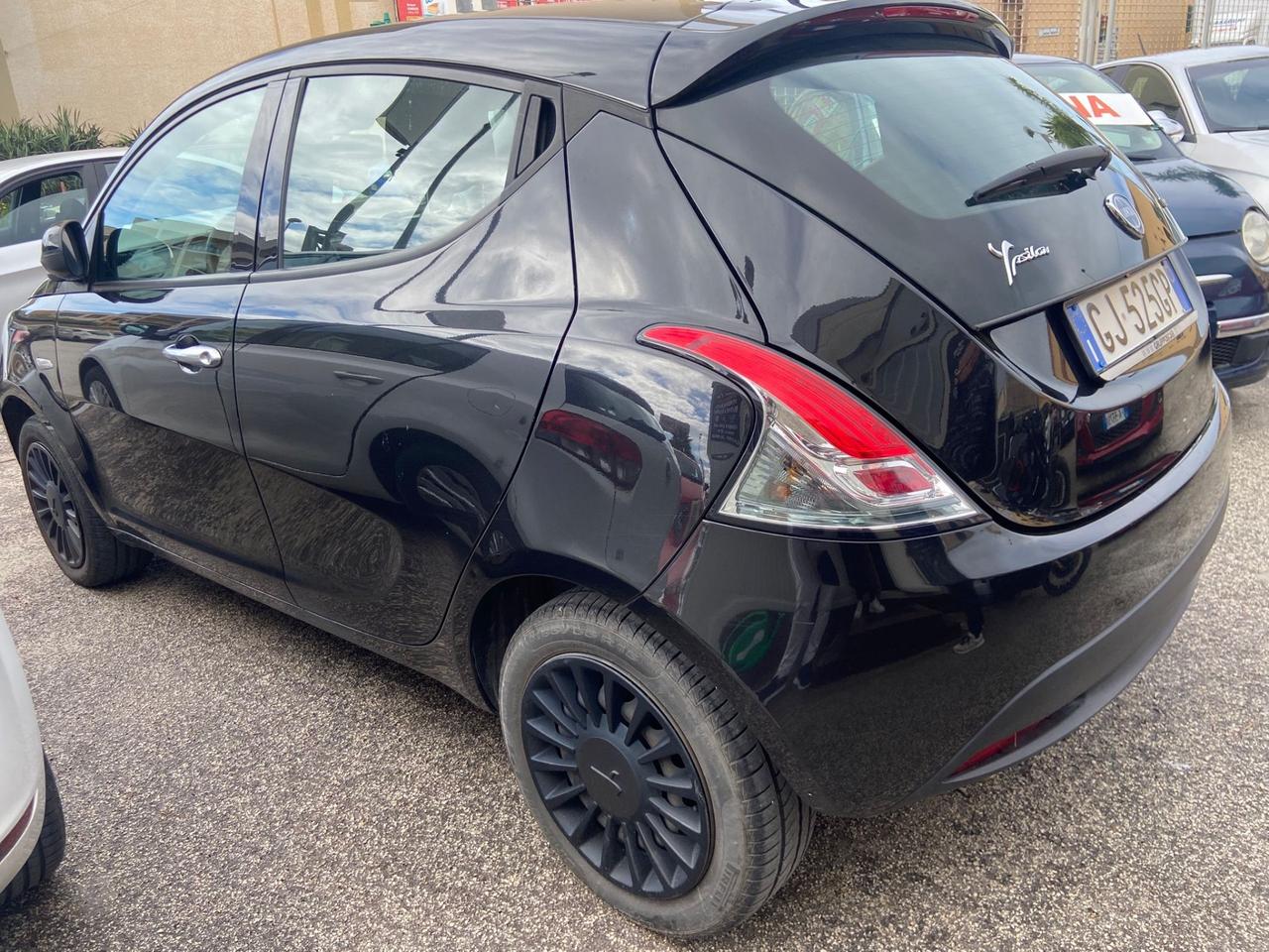 Lancia Ypsilon 1.0 FireFly 5 porte S&S Hybrid Ecochic Silver