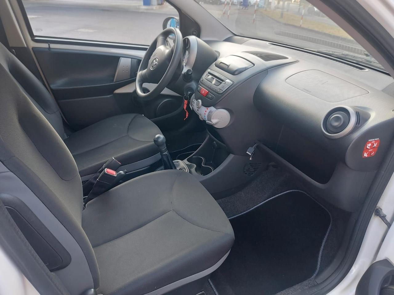 Toyota Aygo - con SENSORI DI PARCHEGGIO