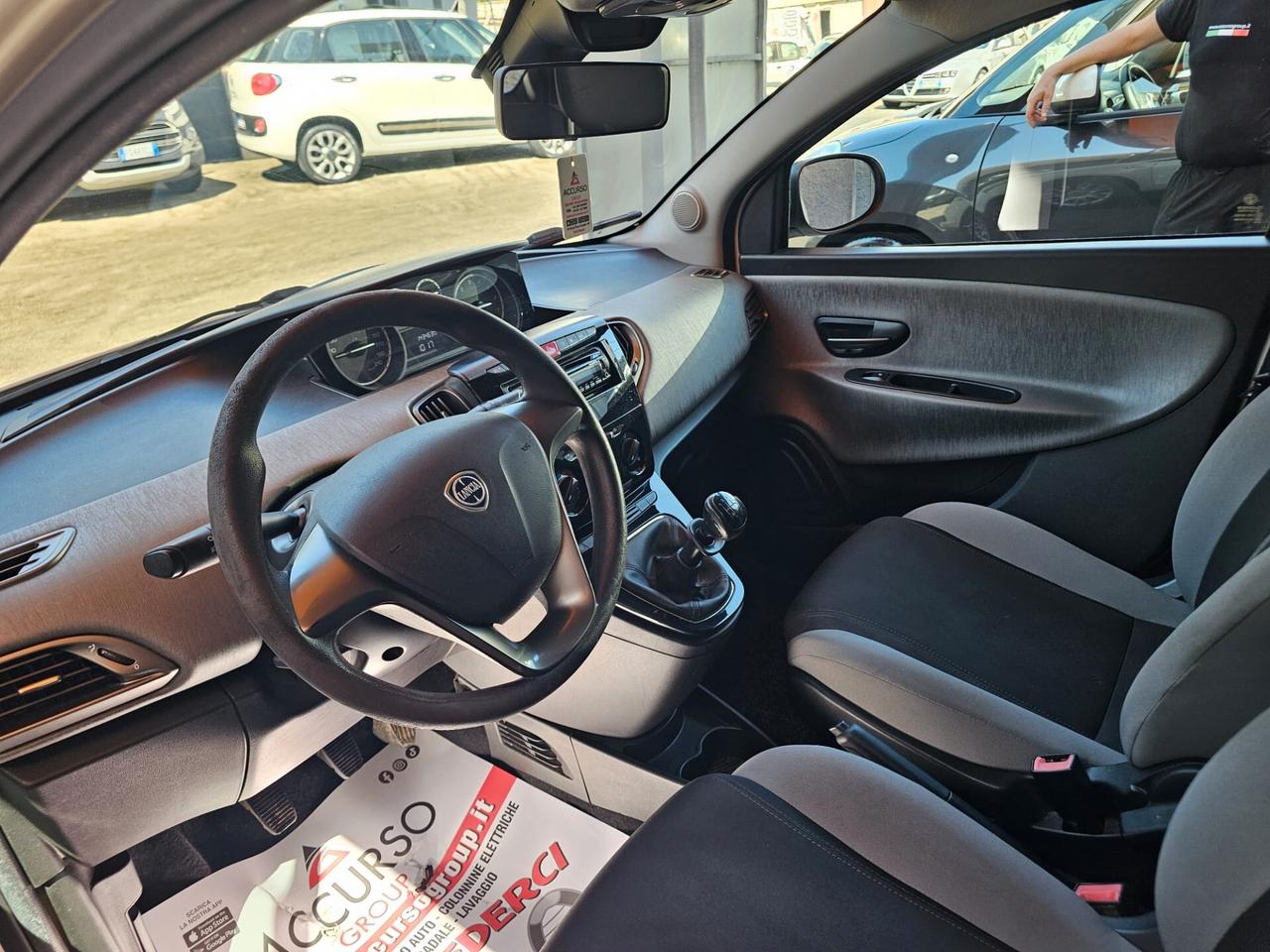 Lancia Ypsilon 0.9 TwinAir 85 CV 5 porte Metano Ecochic Silver
