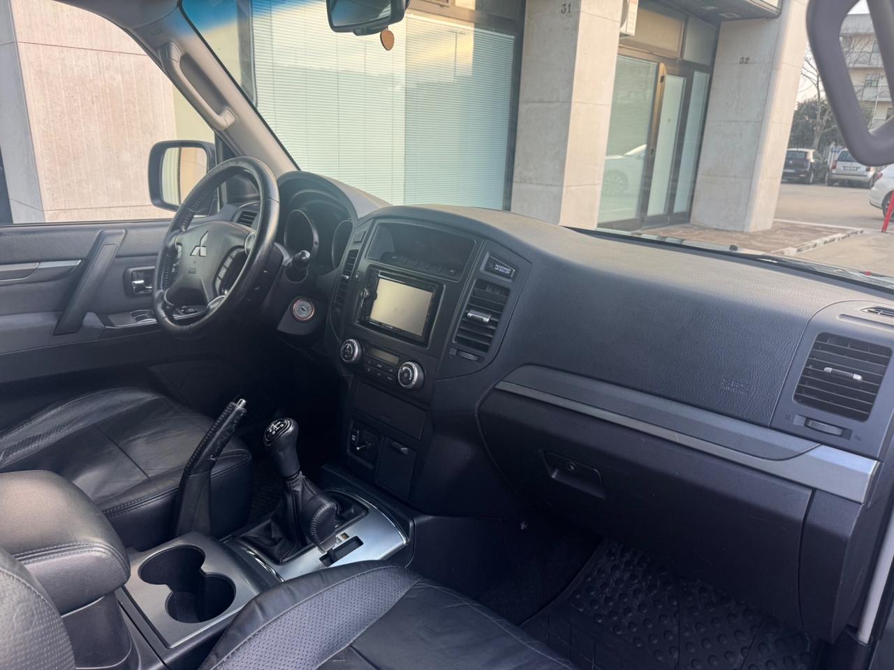 Mitsubishi Pajero 3.2 DI-D Autocarro Manuale Gancio traino