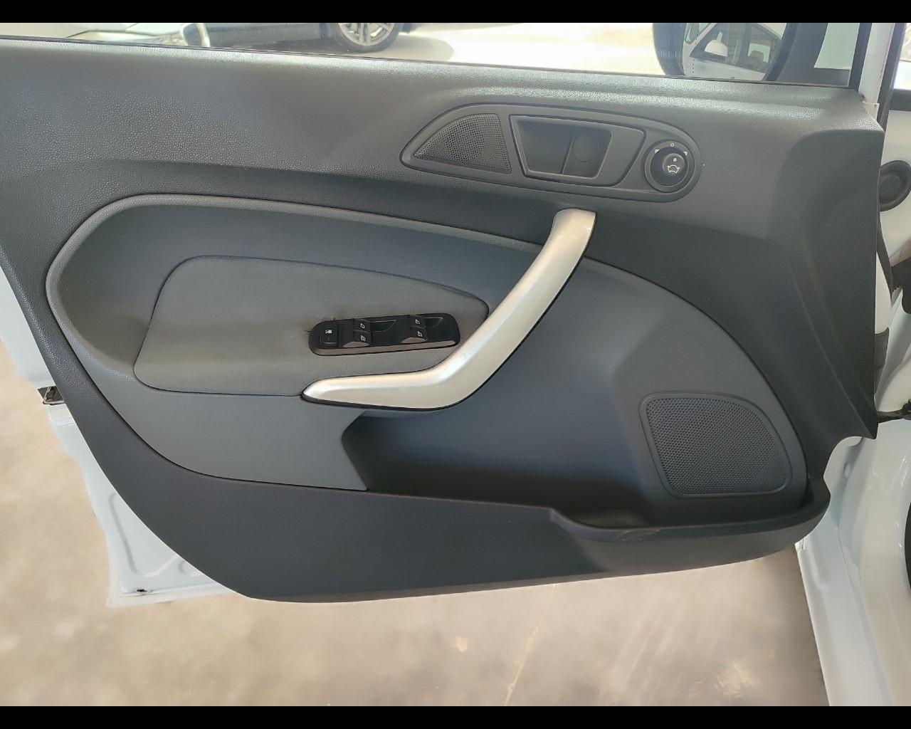 FORD Fiesta 6ª serie - Fiesta 1.4 5 porte Bz.- GPL Titanium