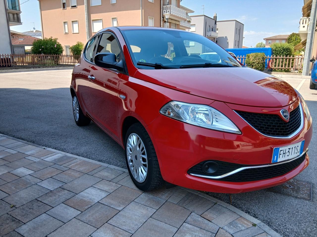 Lancia Ypsilon 1.2 69 CV 5 porte Silver tua a € 165 mese