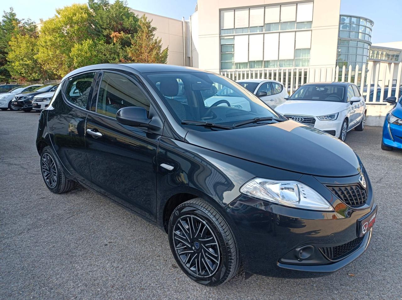 Lancia Ypsilon 1.0 FireFly 5 porte S&S Hybrid Silver