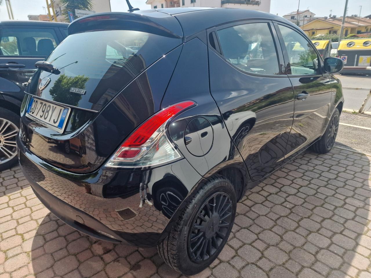 Lancia Ypsilon 1.0 FireFly 5 porte S&S Hybrid Ecochic Silver
