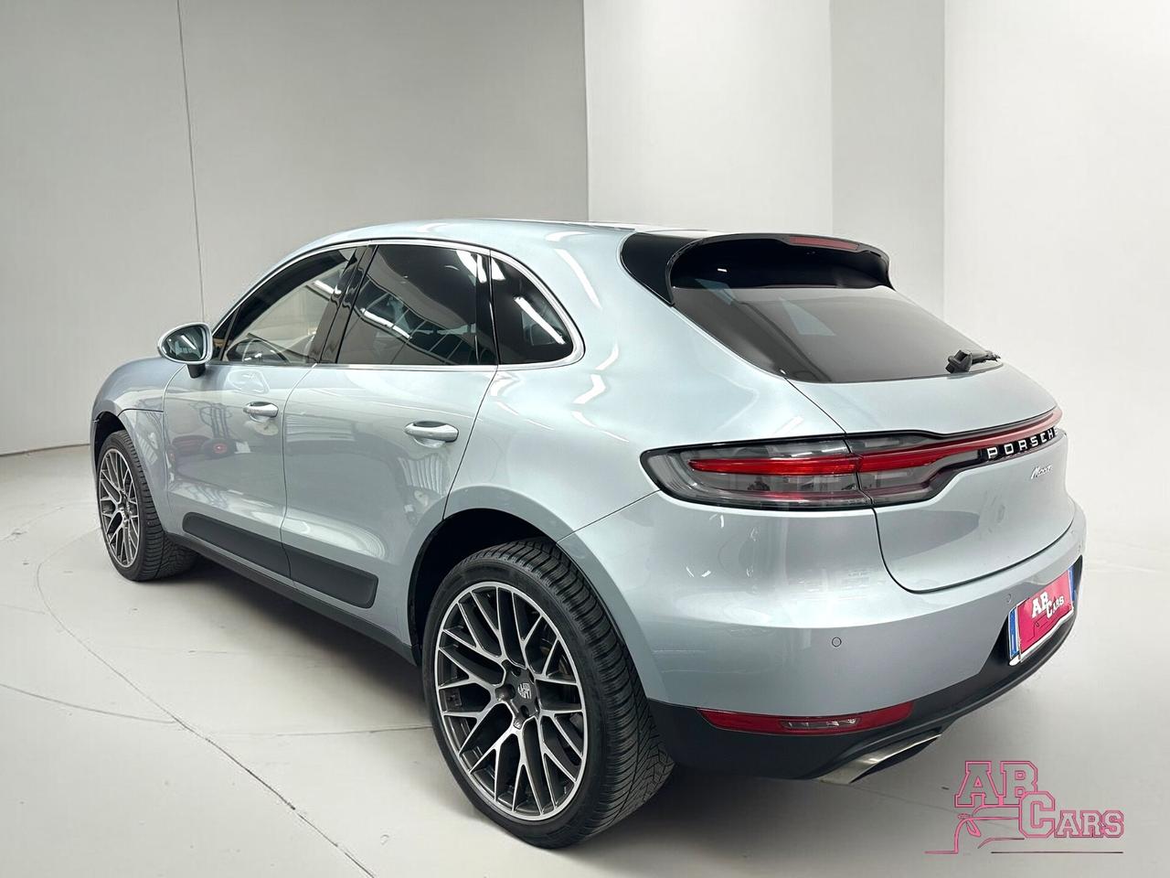 PORSCHE MACAN MODEL 19