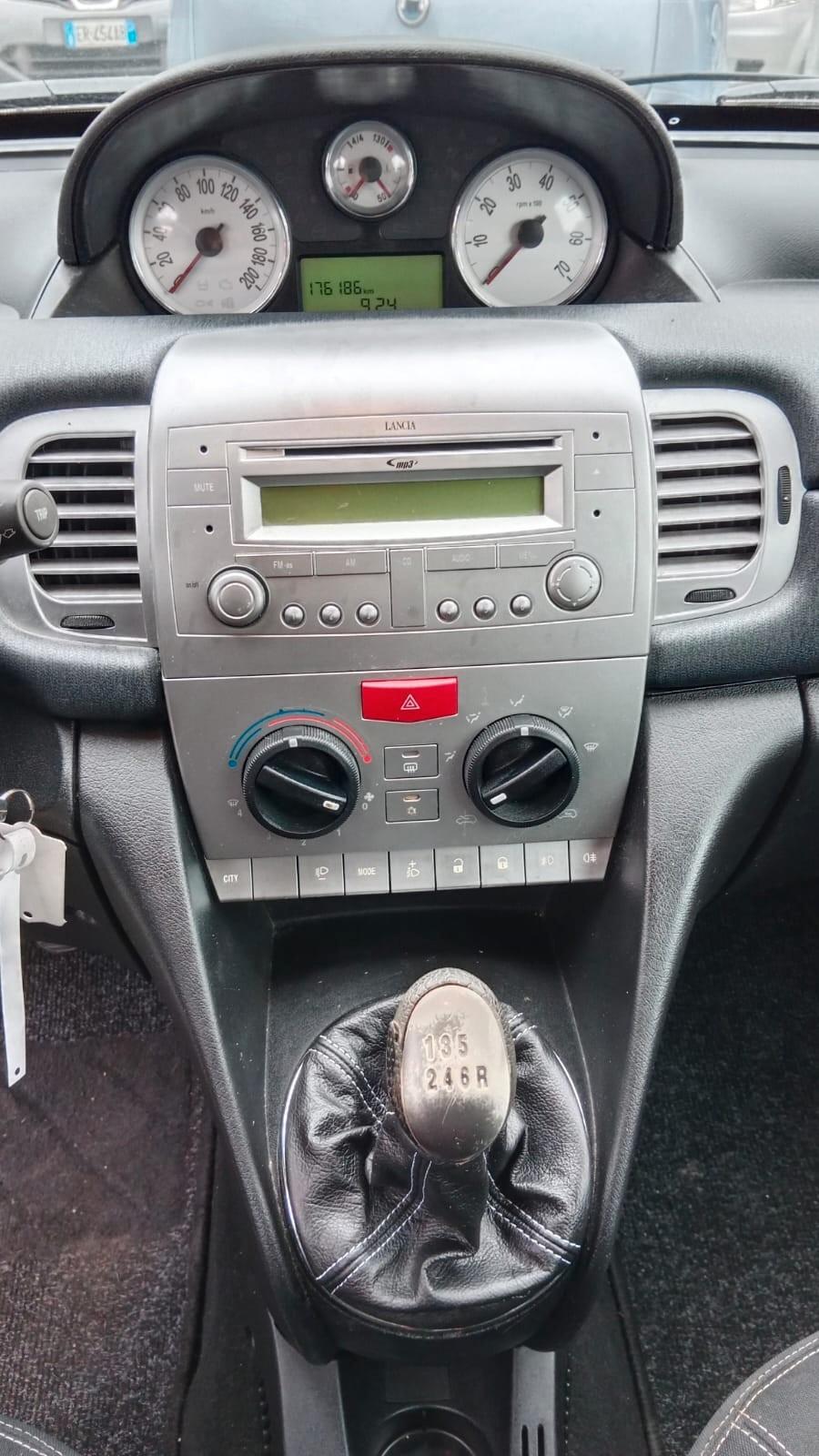 Lancia Ypsilon 1.4 16V Sport MomoDesign