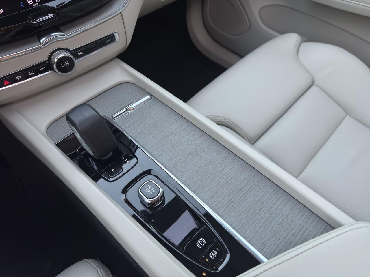 Volvo XC 60 2.0 197cv Plus Dark Tetto 2022
