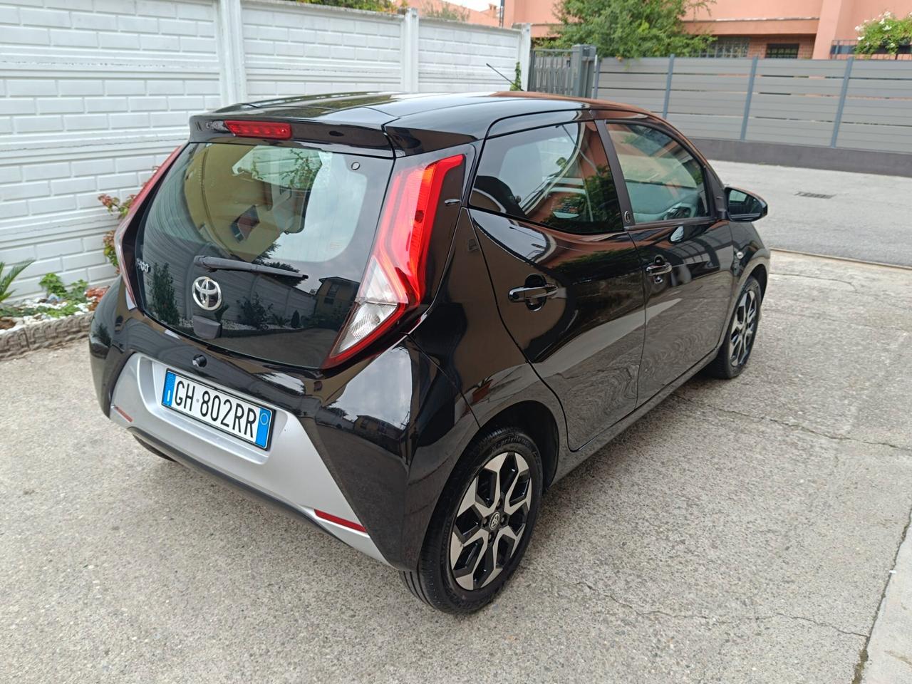 Toyota Aygo Connect 1.0 VVT-i 72 CV 5 porte x-play