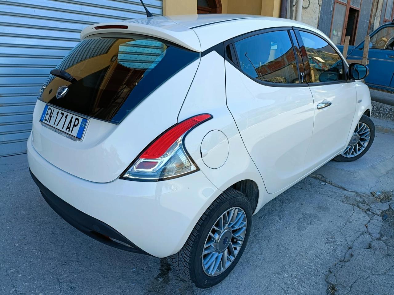 Lancia Ypsilon 1.2 Gold - 2012