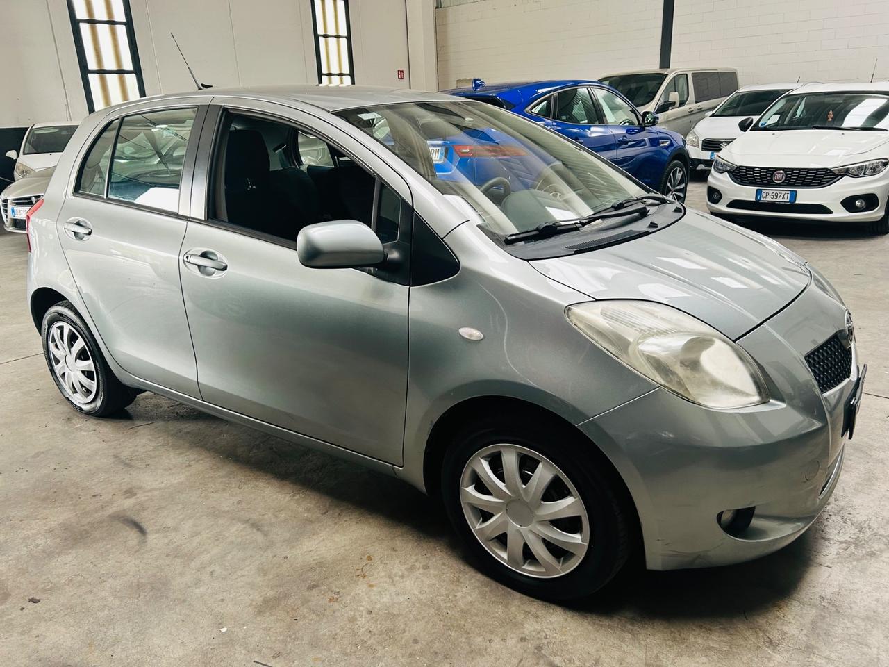 Toyota Yaris 1300 cc 85cv neopatentati