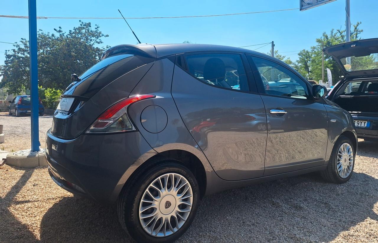 Lancia Ypsilon 1.3 MJT 16V 95 CV 5 porte Silver
