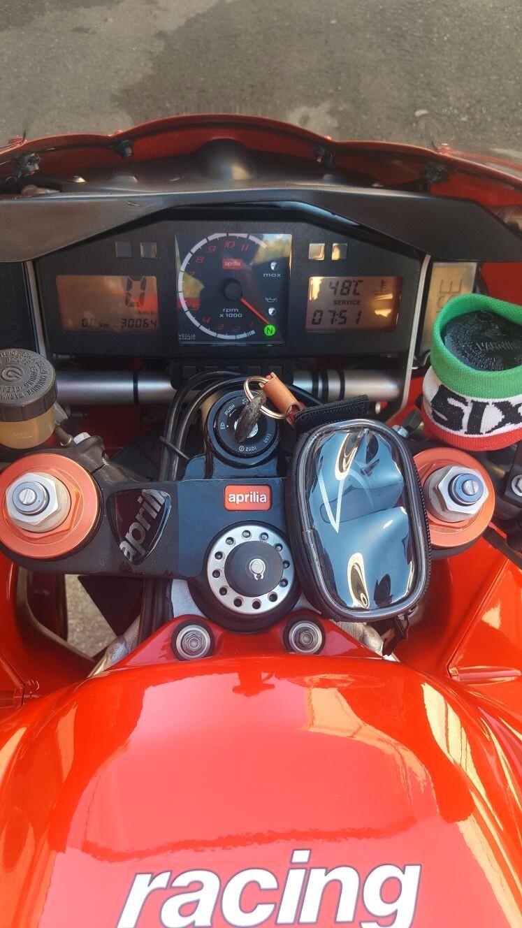 Aprilia RSV 1000 AKRAPOVIC
