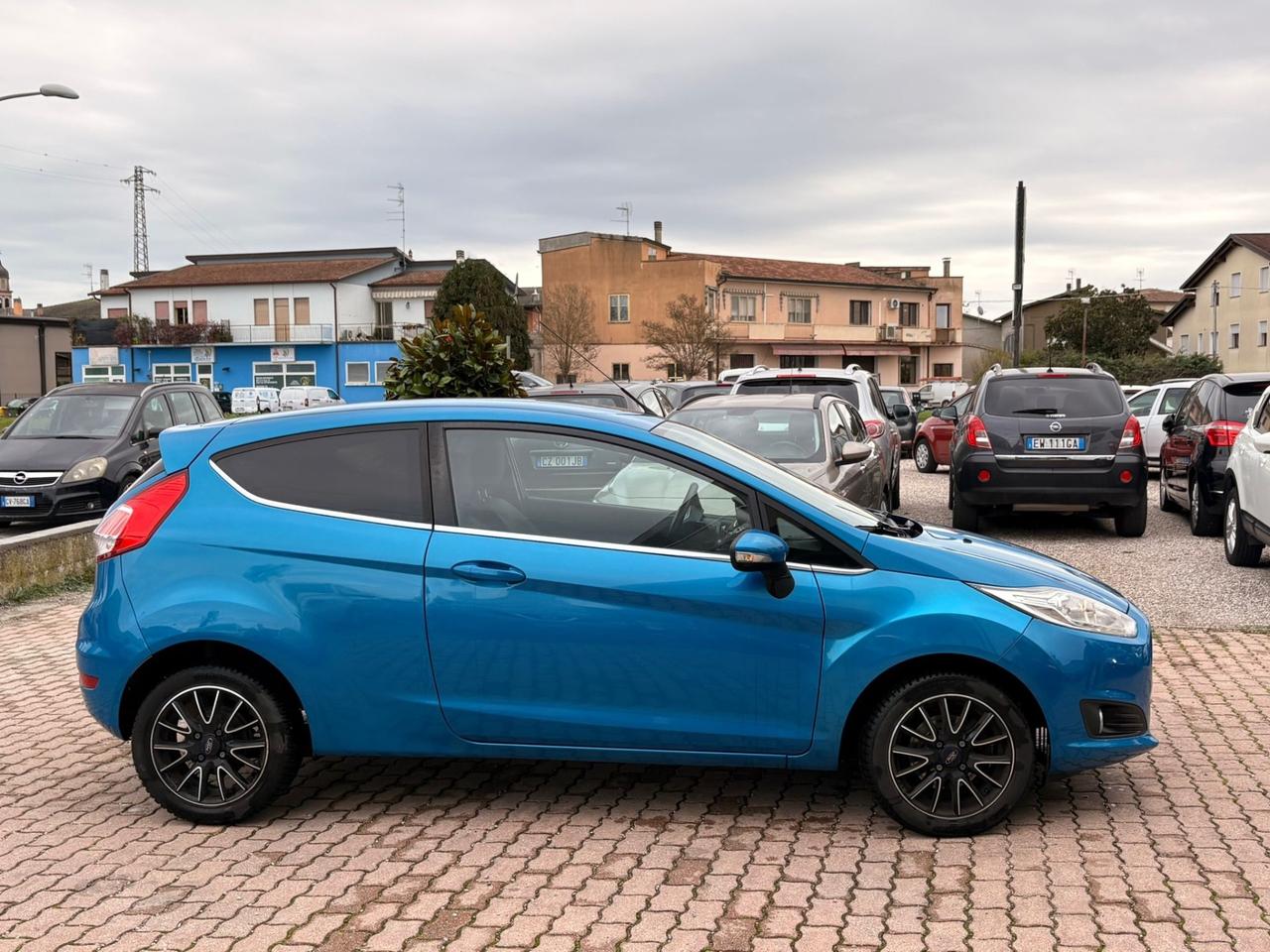 Ford Fiesta 1.4 3 porte Bz.- GPL Black & White Edition