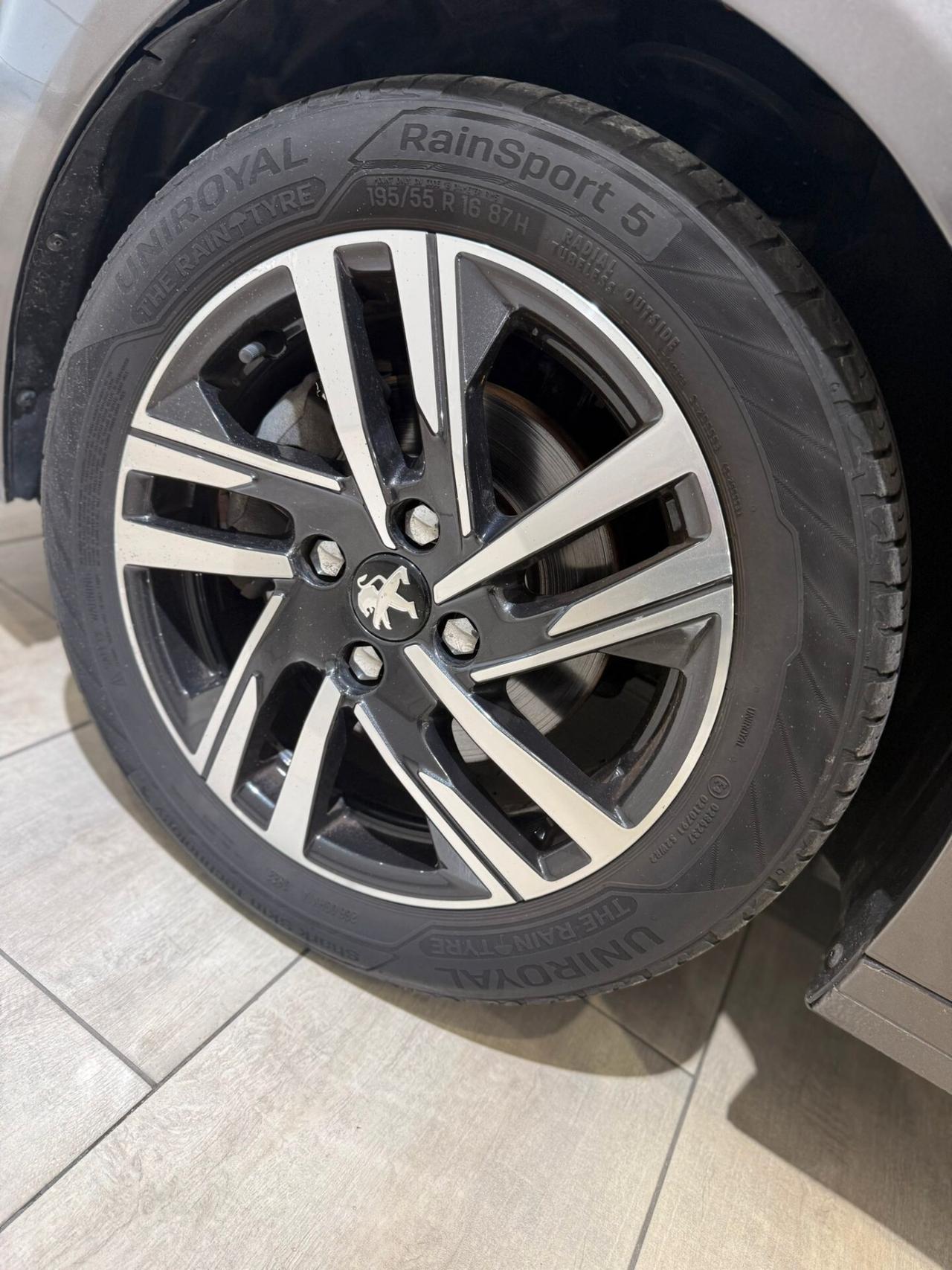 Peugeot 208 1.2 100CV Allure 46.000 KM