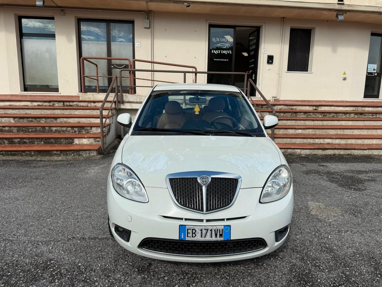 Lancia Ypsilon 1.3 MJT 75 CV Versus