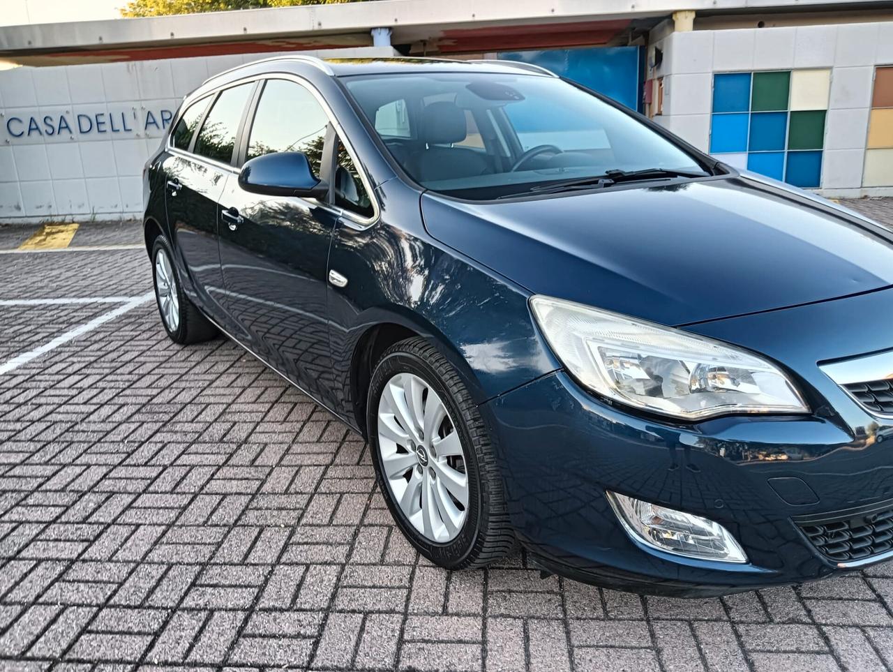 OPEL ASTRA..ANNO 2012....NEOPATENTATIIL..SENSORI DI PARCHEGGIO POSTERIORI ANTERIORE..NAVIGATORE. CRUYS CONTROL. CELL 320 147 1147 WUATSAPP. CELL 3276540940..PREZZO 530O€ TRATABILLE 0
