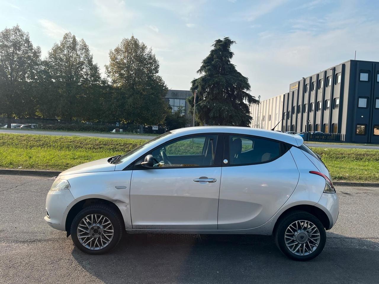 Lancia Ypsilon 0.9 TwinAir 85 CV 5 porte Metano Ecochic Silver