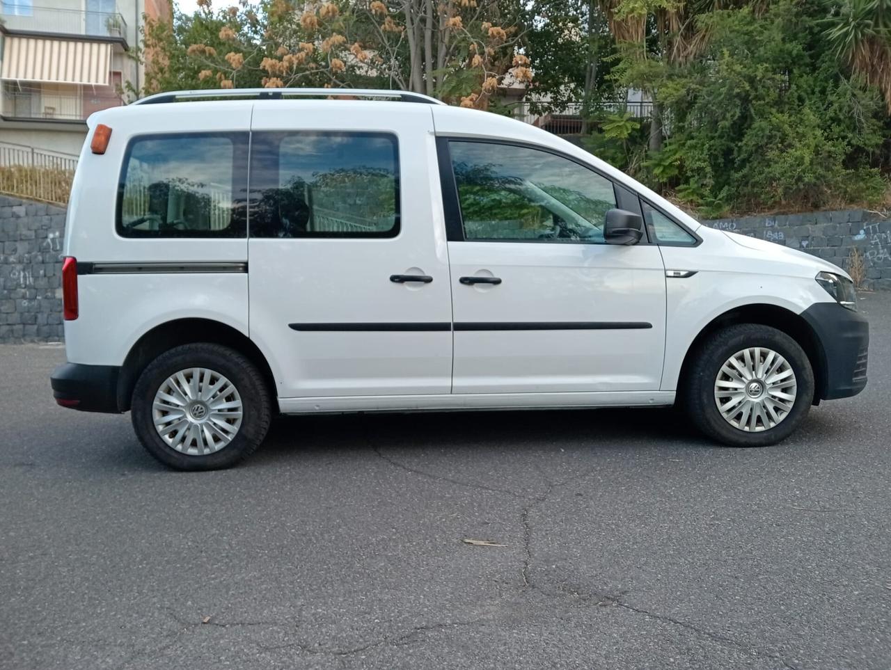 Volkswagen Caddy Pianale ribassato con rampa disabili in carrozzina