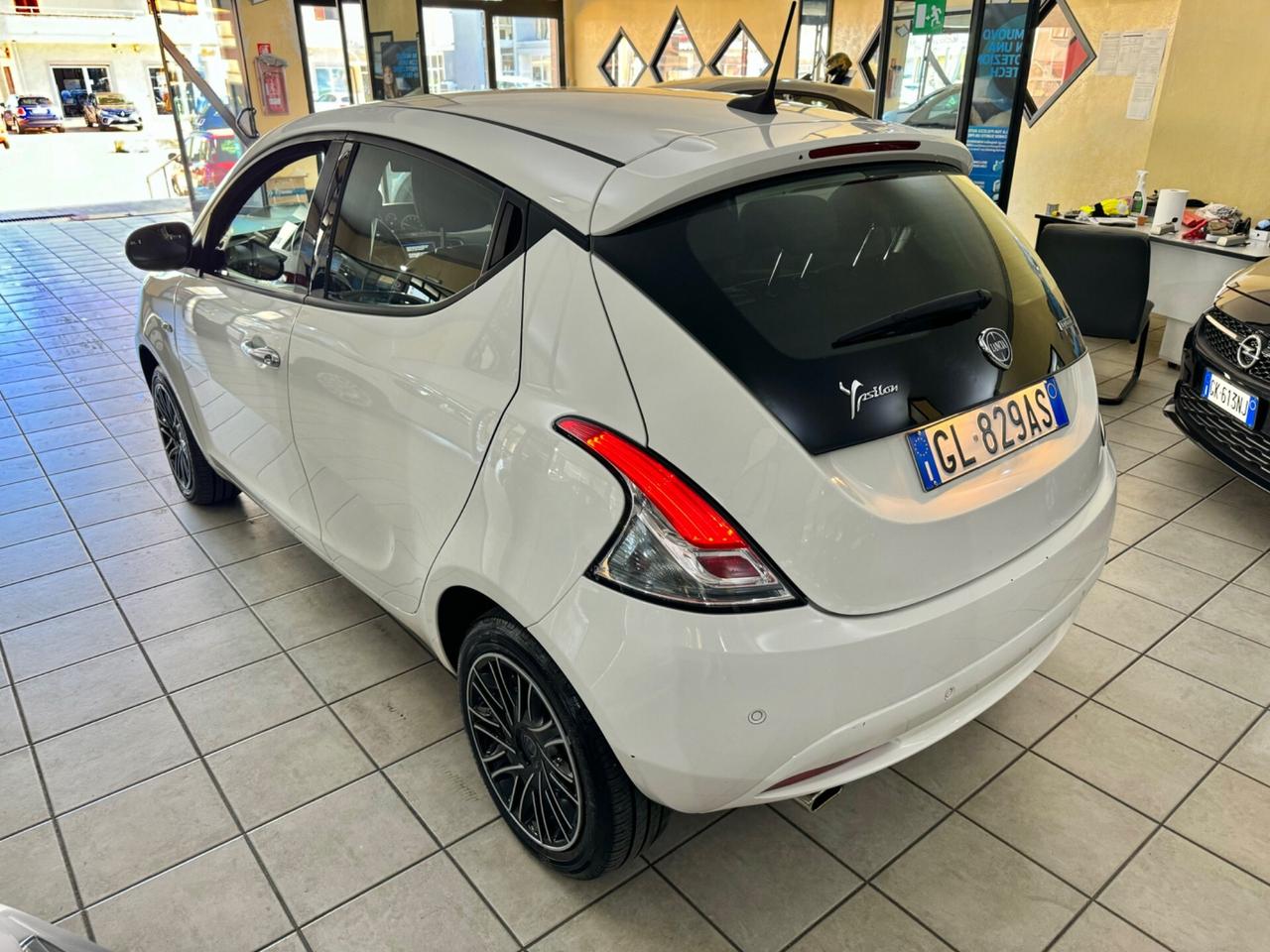 Lancia Ypsilon 1.0 FireFly 5 porte S&S Hybryd Gold