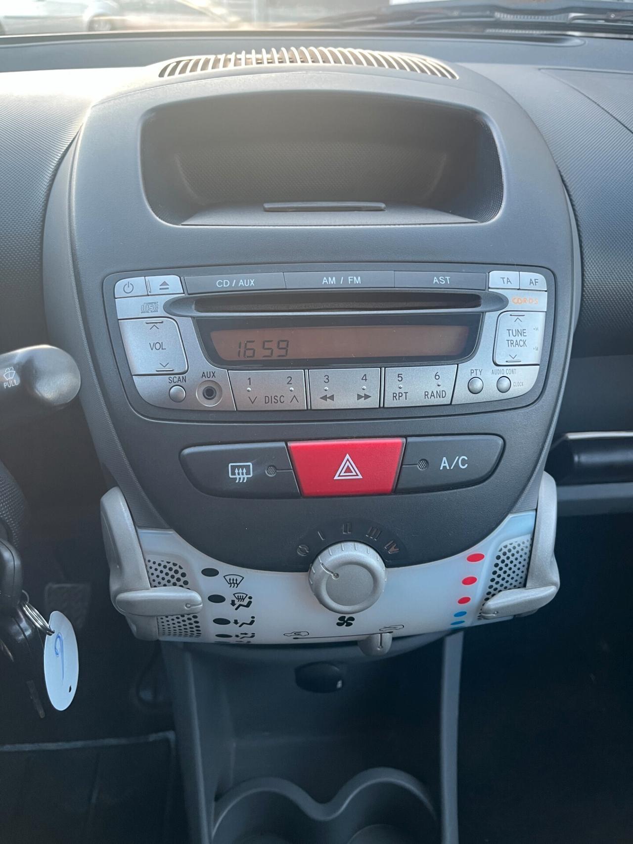 Toyota Aygo 1.0 12V VVT-i 5 porte Sol Connect Red Edition NEOPATENTATI