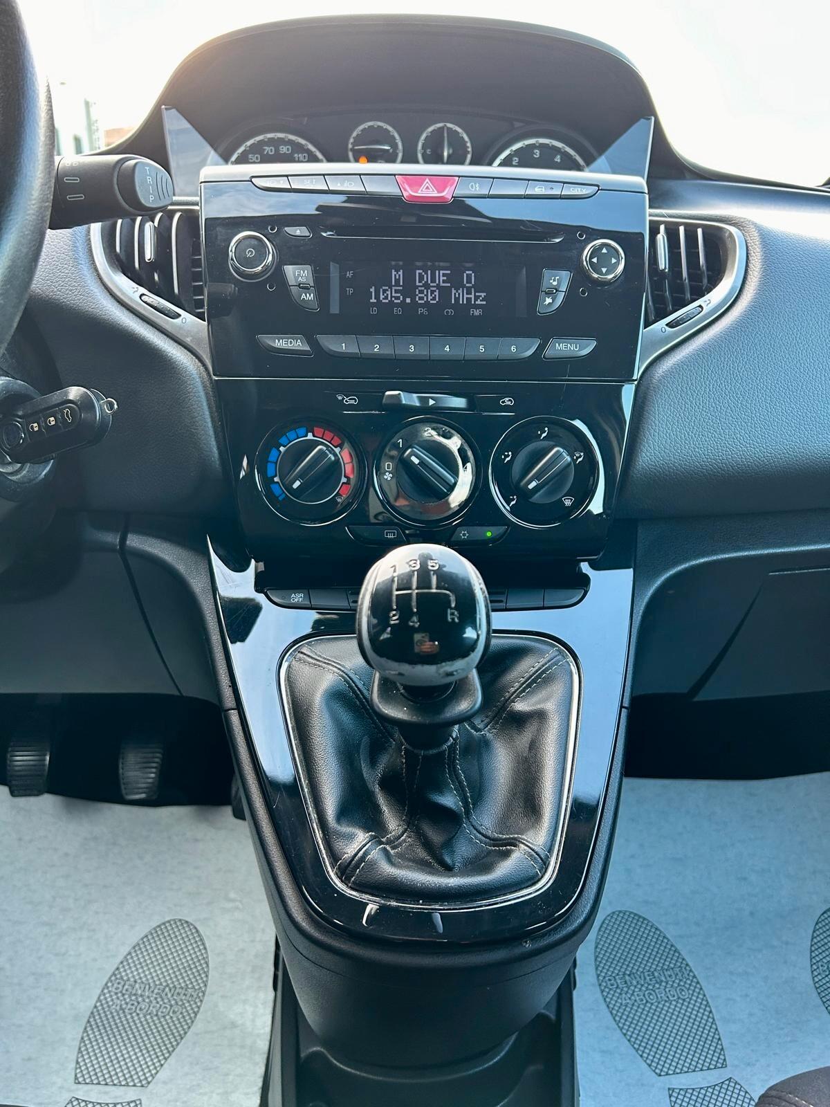Lancia Ypsilon 1.2 69 CV 5 porte S&S Platinum - OK NEOPATENTATI