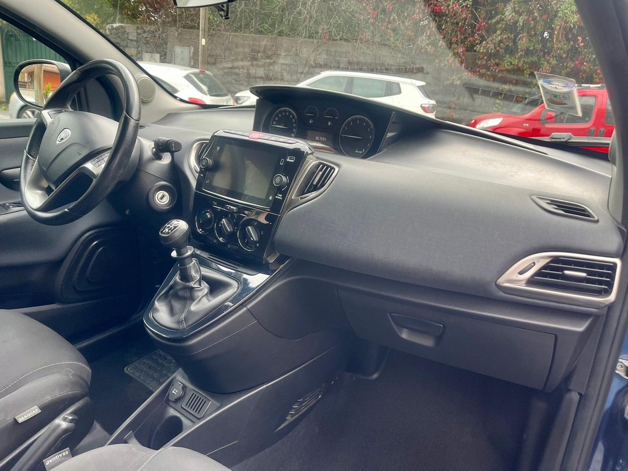 Lancia Ypsilon 1.0 FireFly S&S Hybrid Ecochic Gold Tua a soli 265€