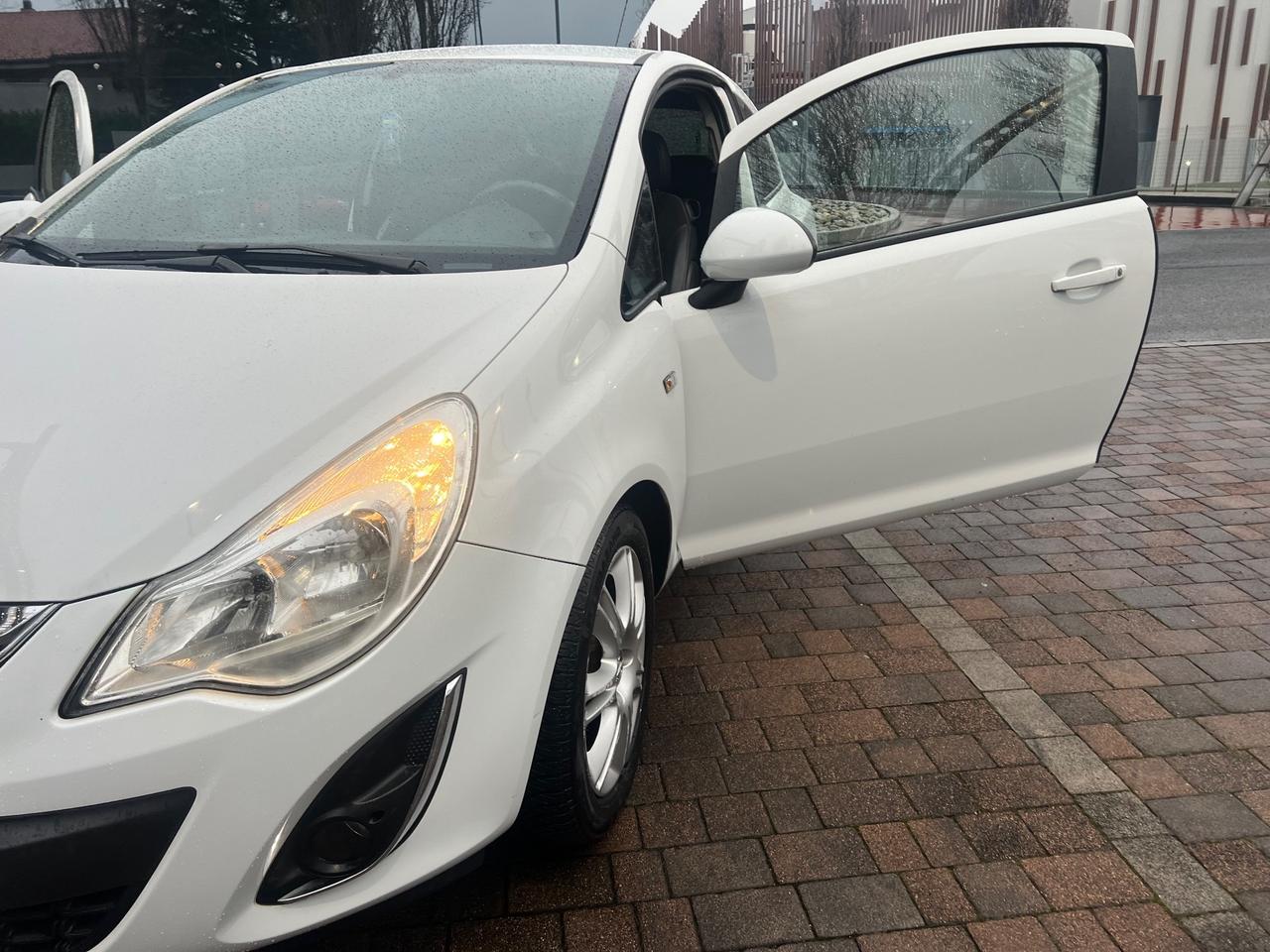 Opel Corsa 1.2 3 porte b-color