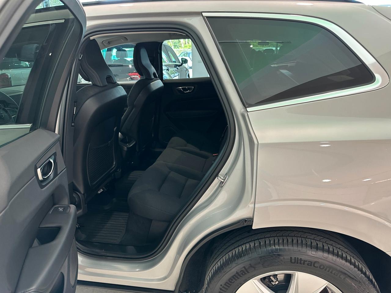 Volvo XC60 B4 (d) AWD Geartronic Momentum VAN